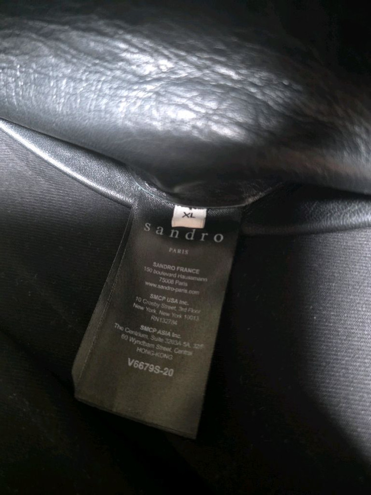 산드로 옴므 레더 라이더 자켓 XL소가죽, 꽤 묵직합니다.실착 적어 상태 좋습니다.사이즈 103-105 정도어깨 4--3