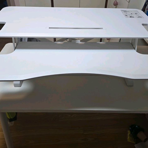 스탠딩 모션 데스크 이미지