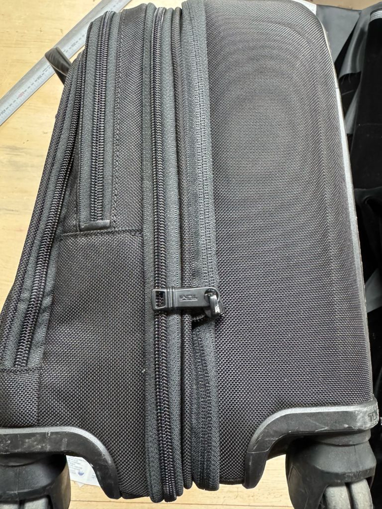 투미 알파3 4휠 컴팩트 익스팬더블 브리프케이스--3