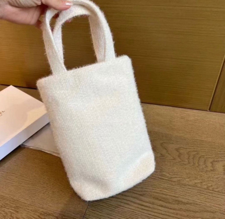 샤넬뷰티 퍼 에코백 홀리데이에코백 토트백 이미지