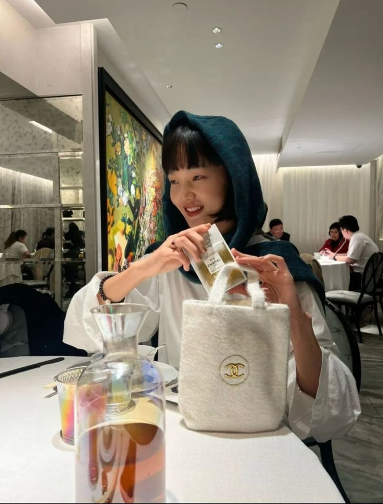 샤넬뷰티 퍼 에코백 홀리데이에코백 토트백 이미지