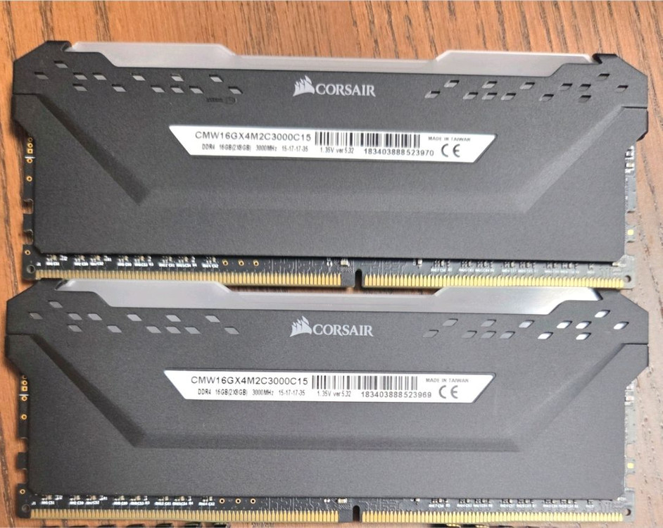 RAM 커세어 ddr4 RGB 프로 8GB x2개--1