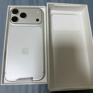 아이폰17프로맥스256실버S급팝니다.