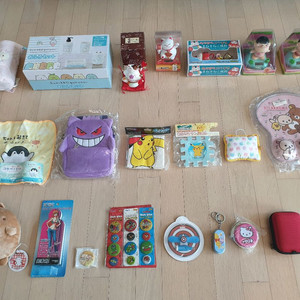 굿즈(스마코구라시, 피카츄, 코펜짱 등), 마네키네코, 어드벤쳐타임, 일본 핸드폰 스트랩, 스티커(헬로키티, 펭수) 이미지