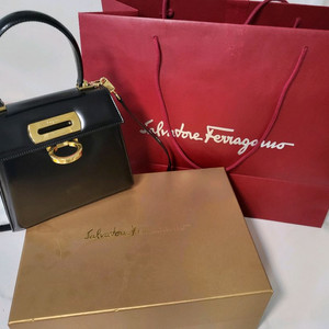 페라가모 캘리백 스몰 블랙