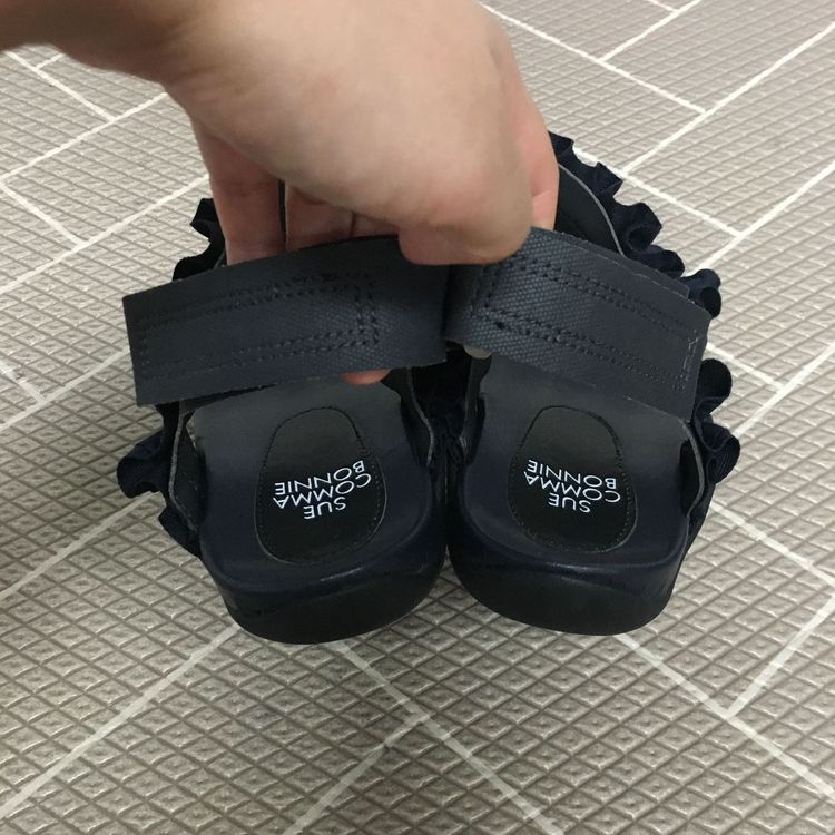 슈콤마보니 보라보라 러플 샌들 260--3