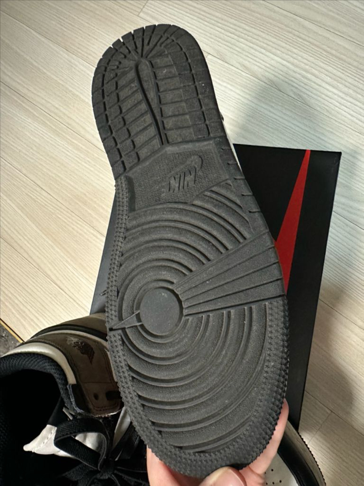 나이키 조던 1 레트로 하이 og 블랙 모카 (다크모카) 240--6