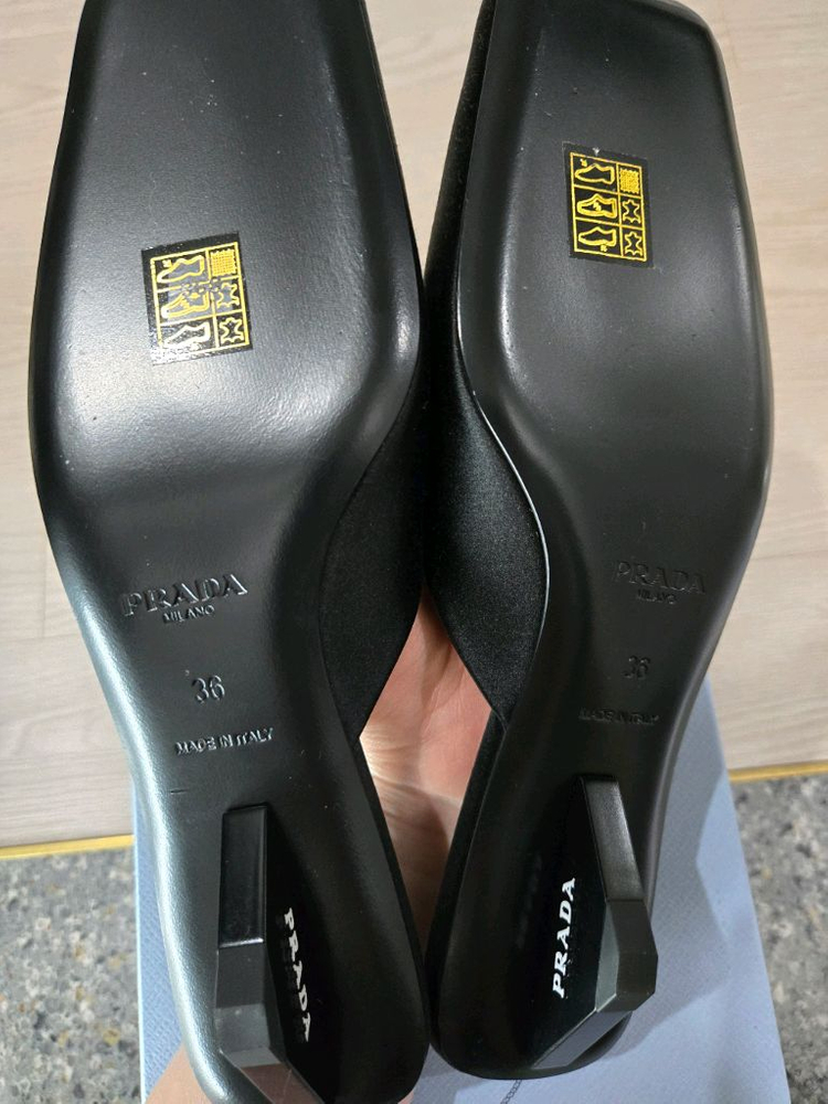 프라다 새틴 뮬 36사이즈 블랙 이미지