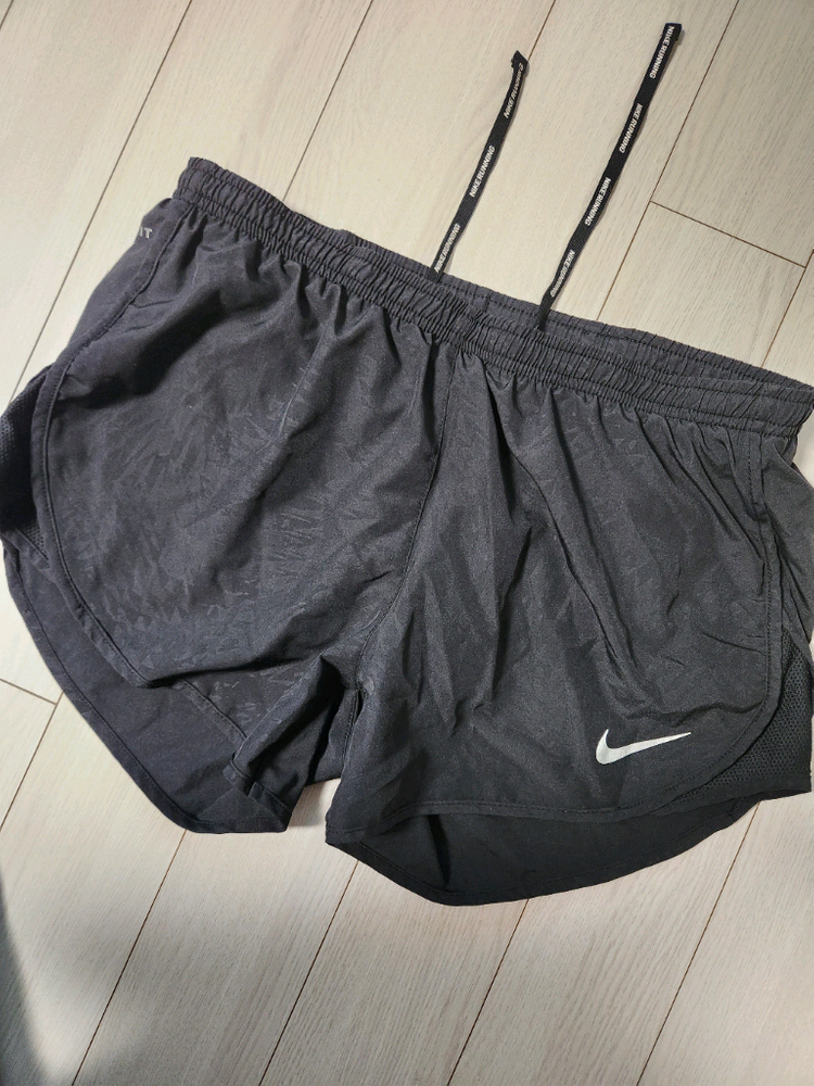 나이키 우먼 드라이 템포 쇼츠 러닝 반바지 사이즈m속바지 있고 뒷주머니 있어요^^스포츠웨어/하의/바지/여성용/소재:--10