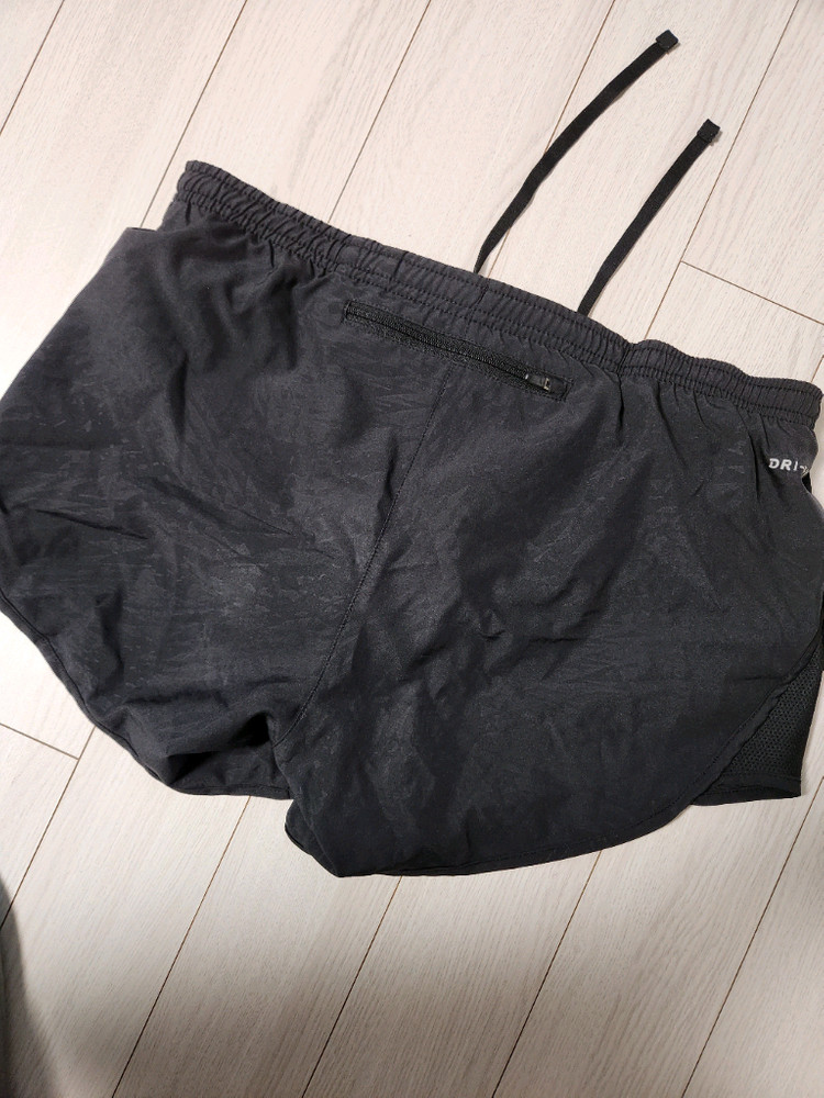 나이키 우먼 드라이 템포 쇼츠 러닝 반바지 사이즈m속바지 있고 뒷주머니 있어요^^스포츠웨어/하의/바지/여성용/소재:--15