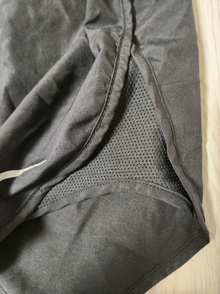 나이키 우먼 드라이 템포 쇼츠 러닝 반바지 사이즈m속바지 있고 뒷주머니 있어요^^스포츠웨어/하의/바지/여성용/소재:--5