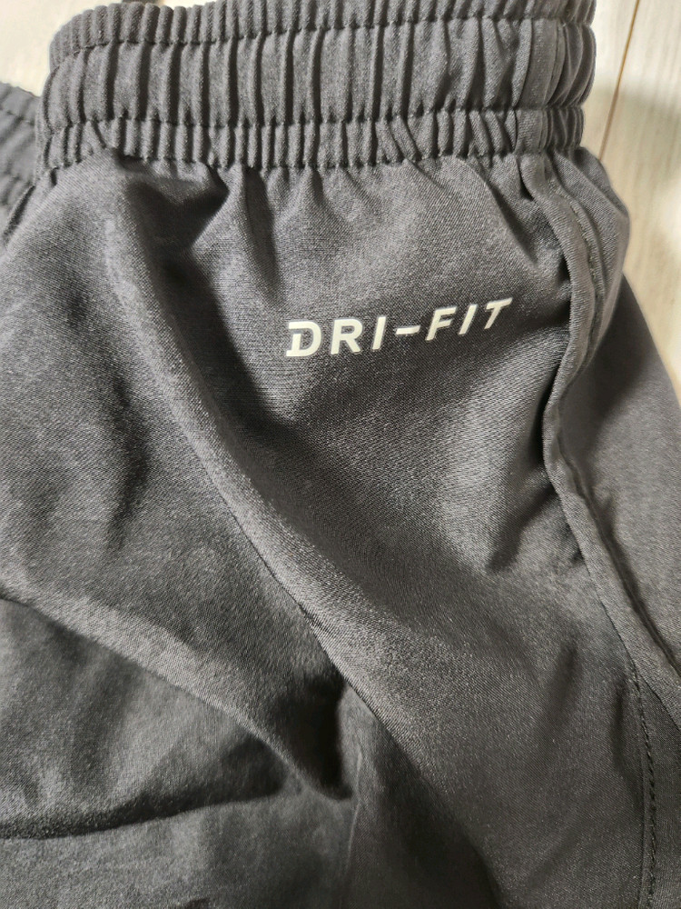 나이키 우먼 드라이 템포 쇼츠 러닝 반바지 사이즈m속바지 있고 뒷주머니 있어요^^스포츠웨어/하의/바지/여성용/소재:--7