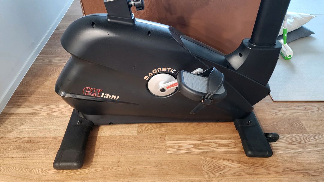 자전거 실내 운동기구 이미지