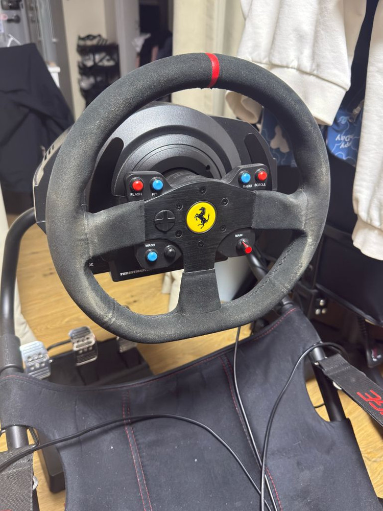 트러스트마스터 T300RS GT 페라리 에디션 판매 이미지