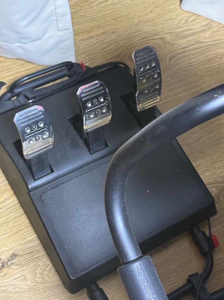 트러스트마스터 T300RS GT 페라리 에디션 판매 이미지