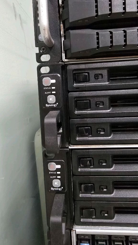 시놀로지 RS2421+ NAS 서버 이미지