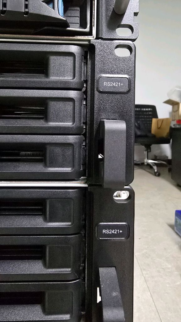 시놀로지 RS2421+ NAS 서버 이미지