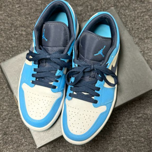 나이키 조던 1 로우 다크 파우더 블루 260 사이즈 판매합니다.