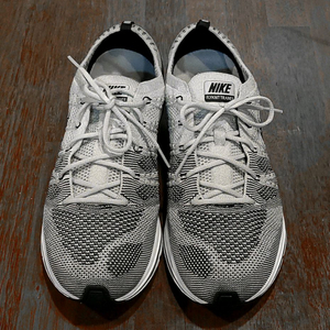 나이키(NIKE) 플라이니트 트레이너. 페일 그레이. 이미지