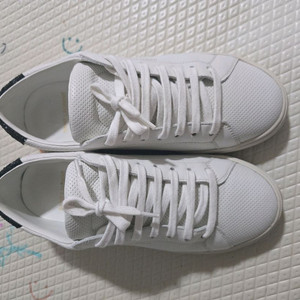 생로랑 정품 코트 클래식 흰색 스니커즈 36.5 사이즈(230-235)