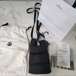 몽클레어 로고 패딩 폰 케이스 블랙 미니백