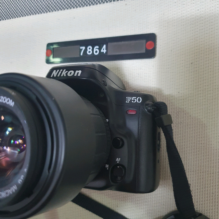 니콘 F 50 필름카메라 28-80 줌렌즈--1