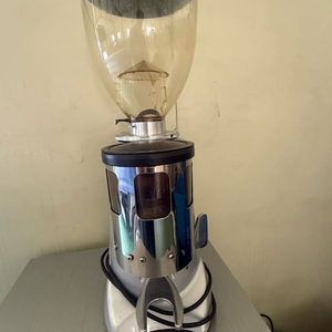 전문가용 커피 그라인더 이미지