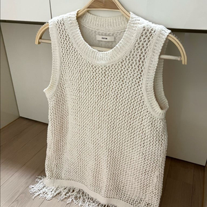 한섬 시스템 SYSTEM 펀칭 매쉬 프린지 니트 베스트 조끼 태슬 수술 휴가룩