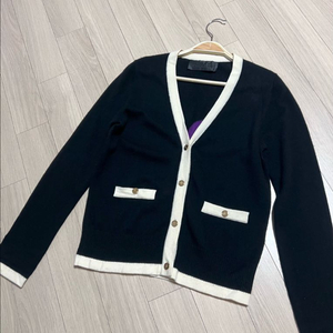 럭키슈에뜨 캐시미어 울 가디건 금장버튼 단추 브이넥 배색 블랙 검정