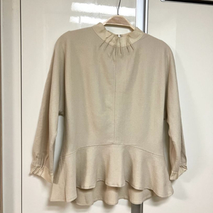 한섬 타임 TIME 페플럼 니트 탑 넥 셔링 블라우스 프릴 가오리 베이지 이미지