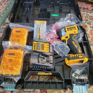 디월트 dcf860 임팩드라이버입니다