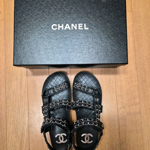 (정품) 샤넬 24SS 벨크로 샌들 38 (명품 여자 신발 슬리퍼 뮬 스니커즈)