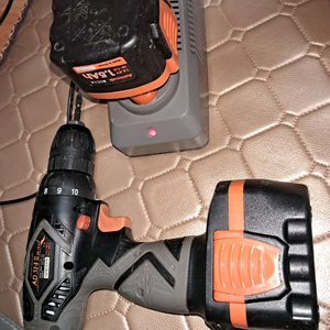 충전식 아임삭전동드릴 세트 가정용으로적당한A급 배터리2개 충전기1세트 이미지