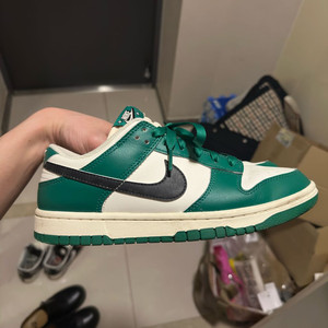 나이키 덩크 로우 레트로 SE 잭팟 말라카이트 250사이즈 판매합니다