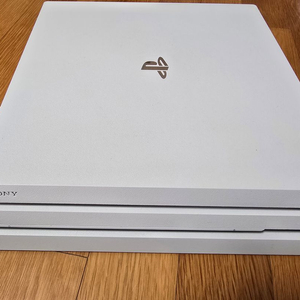 PS4 Pro 1TB 화이트(CUH-7117B), 컨트롤러 2개 + 게임타이틀 4종 (박스포함) 이미지