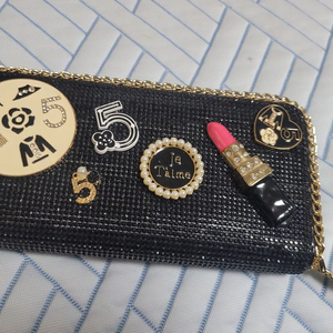 핀 장식 장지갑