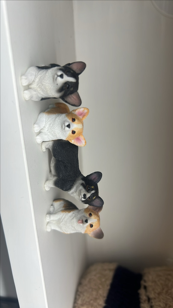 대략 1:18 사이즈 강아지 피규어 4개 일괄--1