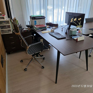 서재 책장 또는사무실 데스크 이미지