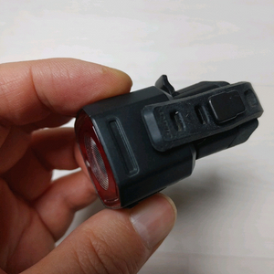 자이언트 리콘 100 자전거 충전식 후미등 단품 팝니다. 택포(2.3만)