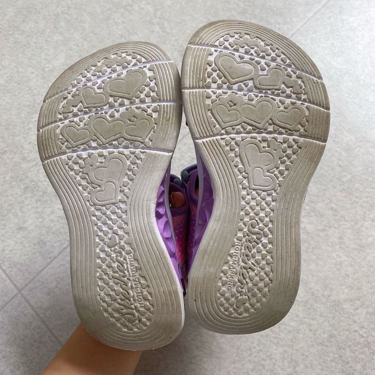 스케쳐스 여아 샌들 180 ㅡ 택포 2만--3