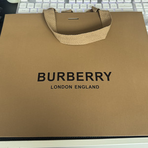명품 버버리 쇼핑백 이미지