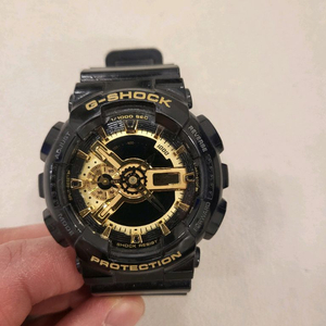 정품 지샥g-shock 빅페이스 흑금 시계 팔아요.(택포7만)