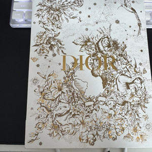 디올 쇼핑백 명품 포장 이미지