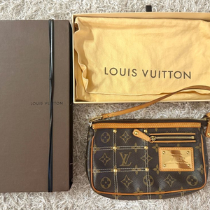 루이비통 모노그램 스터디드 포쉐트-리미티드 에디션 파우치 숄더백 판매해요:)