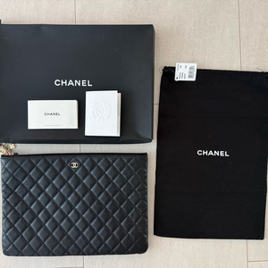 정품-샤넬 블랙 램스킨 금장 참 장식 라지 클러치 (22번대) 판매해요:)