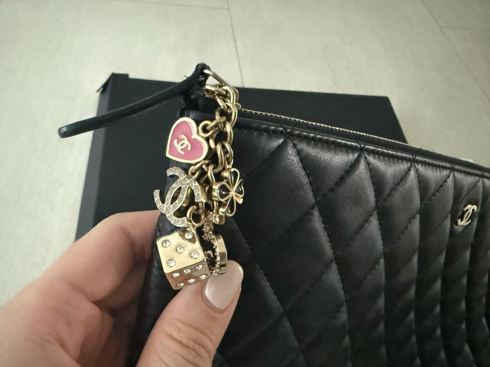 정품-샤넬 블랙 램스킨 금장 참 장식 라지 클러치 (22번대) 판매해요:) 이미지