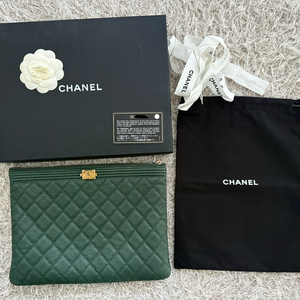 정품-샤넬 보이 클러치 뉴미듐 캐비어 빈티지 금장 26번대 판매해요:)