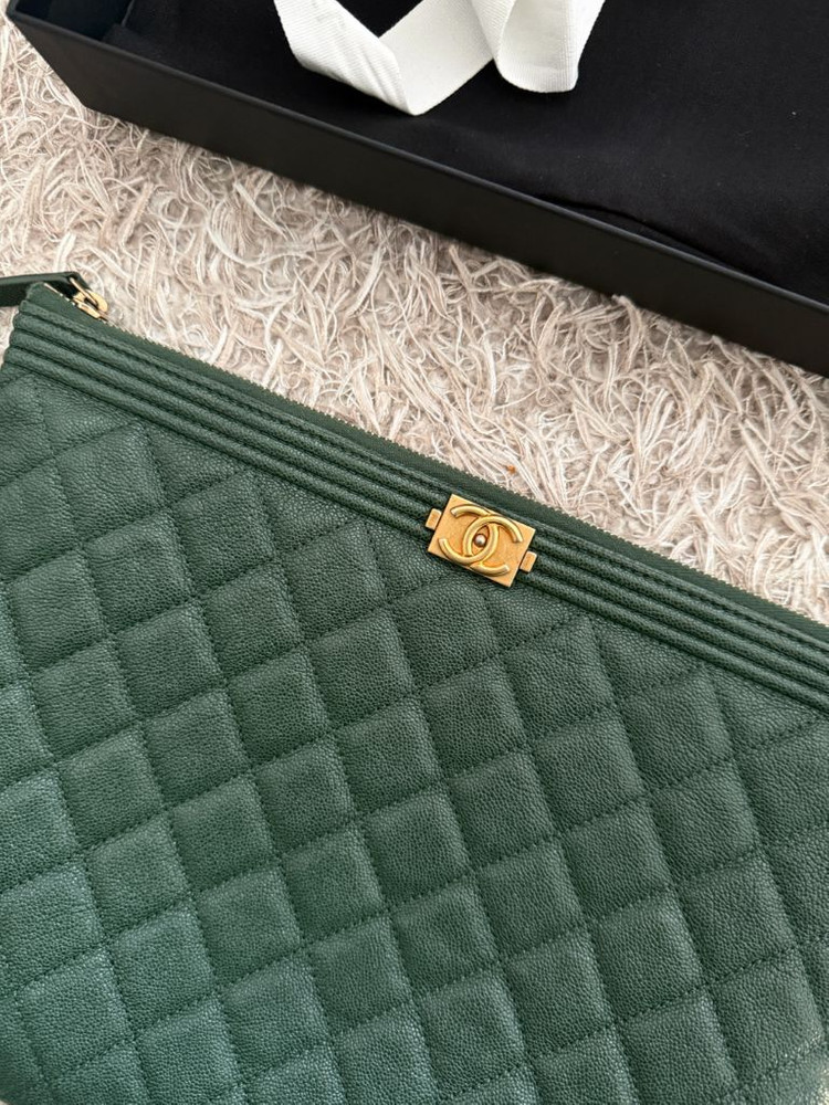 정품-샤넬 보이 클러치 뉴미듐 캐비어 빈티지 금장 26번대 판매해요:)--1