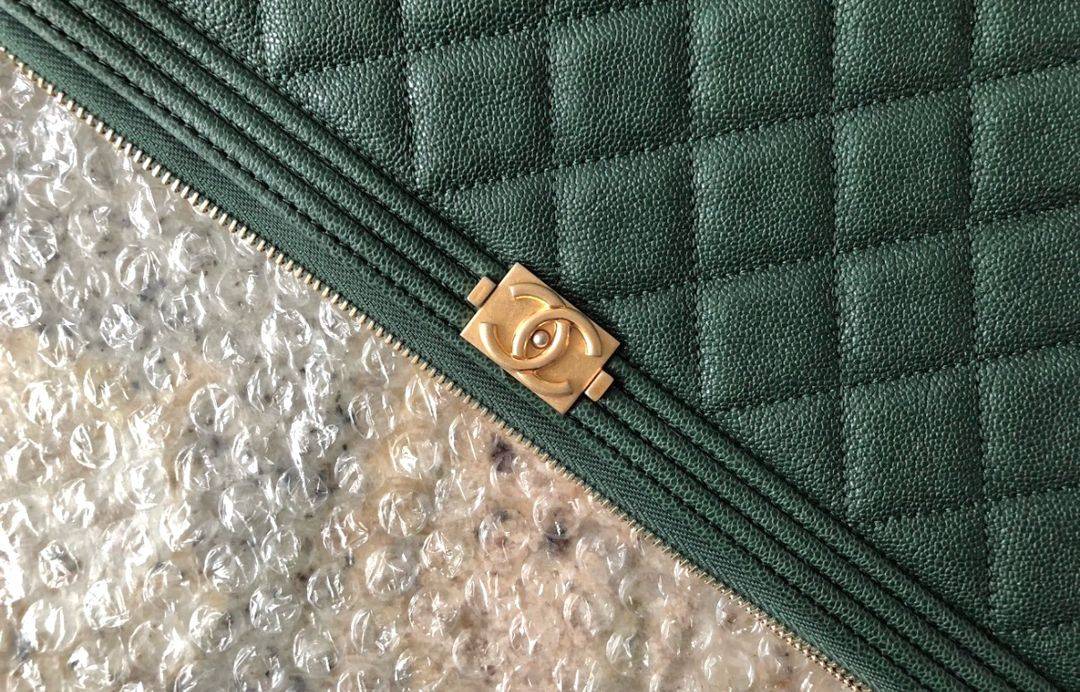 정품-샤넬 보이 클러치 뉴미듐 캐비어 빈티지 금장 26번대 판매해요:)--2