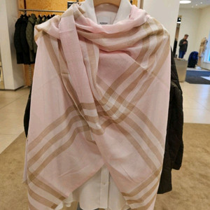 새상품 버버리 실크 숄 스카프